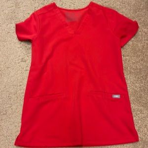 Figs pop red casma top